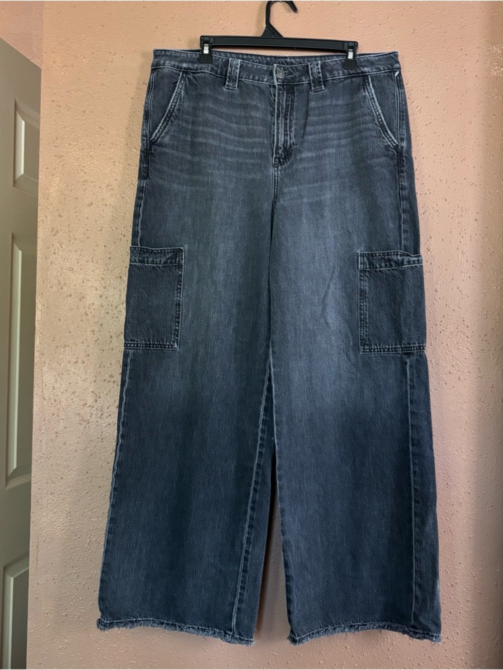 American Eagle Wide Leg Cargo Jeans Black High Rise Raw Hem 16 Long